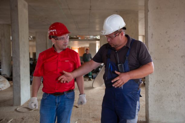 2 people discussing the root cause